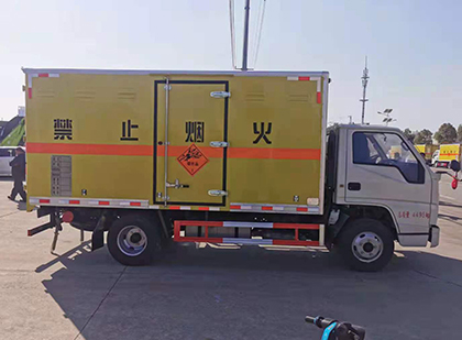 文罗镇爆破器材运输车