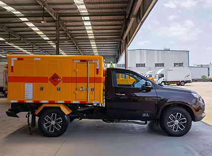 文罗镇爆破器材运输车